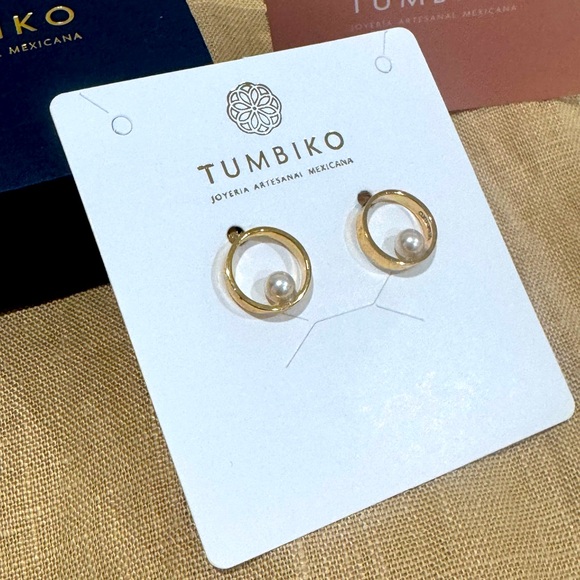 TUMBIKO NWT Gold Circle Ring Faux Pearl Earrings - Picture 6 of 8